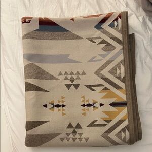 Pendleton white sands jacquard robe 64” x 80”